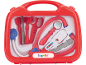 Rotes Kinderarztset mit Spielzeug-Stethoskop, Thermometer und Schere.