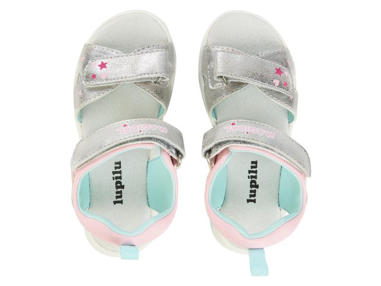 Silberne Sandalen mit Sternen und Herzen von der Marke Lildmi.