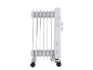 Weißer Ölradiator mit Rollen, Seitenansicht vor schwarzem Hintergrund.