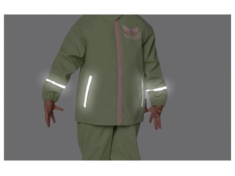 Grüner Regenanzug mit reflektierenden Details und Schmetterlingsdruck.