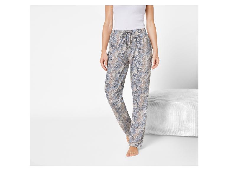 Frau trägt eine Hose im Paisley-Muster.