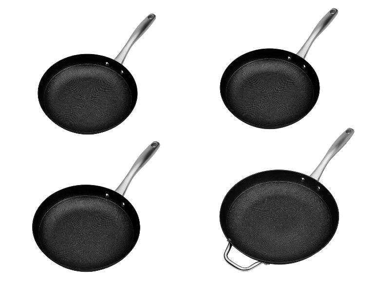 Vier schwarze GSW Robusta Bratpfannen mit Metallgriffen, auf schwarzem Hintergrund angeordnet.