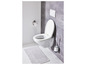 Eine weiße Toilette mit offener Toilettensitz, einer Toilettenbürste und einem Badezimmerteppich.