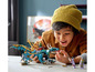 Ein Kind spielt mit LEGO® NINJAGO® Drachen und Minifiguren.