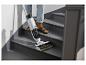 Person reinigt graue Treppe mit einem weißen kabellosen Bodenreiniger.