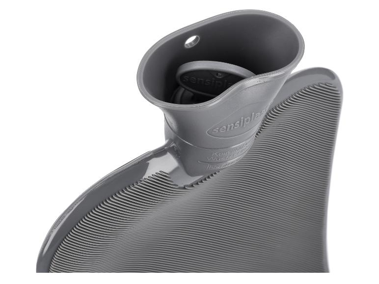 Graue gerippte Wärmflasche mit teilweise sichtbarem Stopfen im Einfüllstutzen.