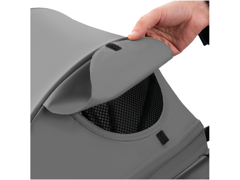 Eine Hand öffnet ein graues Kinderwagenverdeck, um ein Netzfenster zu zeigen.