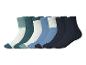 Sieben Paar bunte Socken diagonal auf weißem Hintergrund angeordnet.