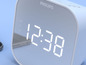 Ein weißer Philips Wecker mit digitalem Display.