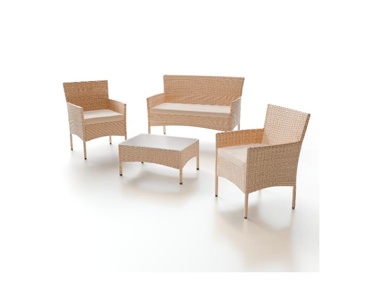Beiges Rattan-Gartenmöbelset mit zwei Sesseln, einem Sofa und einem Couchtisch.