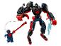 Schwarz-roter Roboter und blaue Figur mit Spinnensymbol, die einen roten Stab hält.