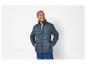 Ein Mann in einer dunkelblauen Steppjacke.