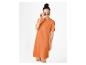 Frau in einem orangefarbenen Kurzarmkleid und Sonnenbrille