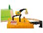 Spielset mit gelbem Kran, Arbeiterfigur und Holzeisenbahnschienen.