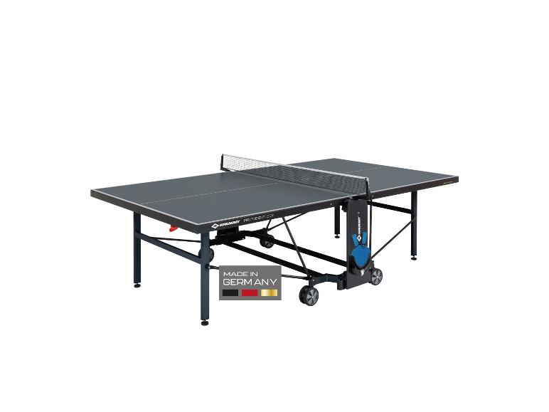 Tischtennisplatte mit Netz, grau, mit dem Text „MADE IN GERMANY“.