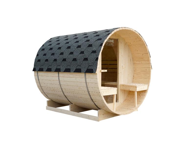 Hölzerne Fasssauna mit grauem Schindeldach und Außenbänken, Marke Home Deluxe