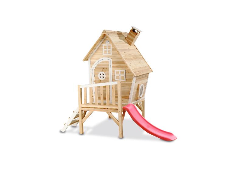 Hölzernes Spielhaus für Kinder mit roter Rutsche und Leiter.