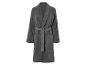 Ein grauer Bademantel mit Gürtel und gesticktem Logo.