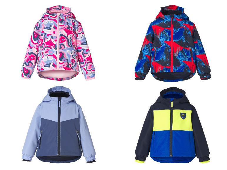 Vier Kinderjacken: eine rosa mit Füchsen, eine blaue mit Bergen, eine hellblaue und eine gelb/blaue.