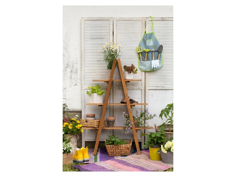 Gartenregal aus Holz mit Pflanzen, Gartengeräten und gelben Gummistiefeln.