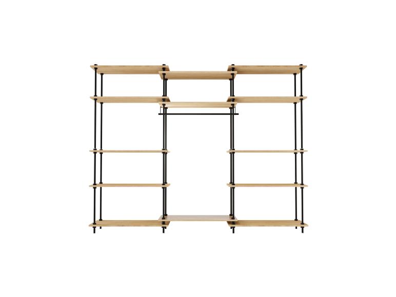 Modulares Regalsystem mit Holzregalen und schwarzen Metallstützen.