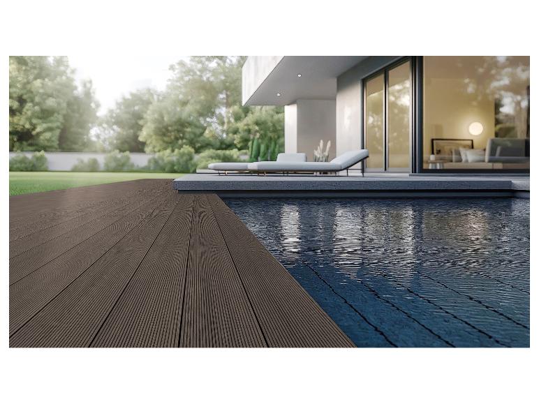 Moderne Terrasse mit dunklen WPC-Dielen und Pool, umgeben von Grünflächen.