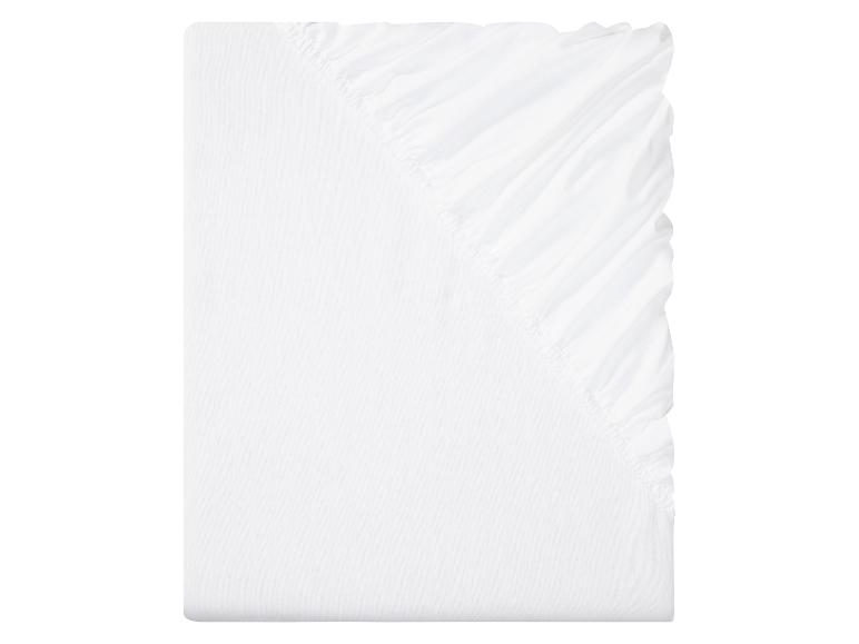 Weißes Spannbettlaken rechteckig gefaltet.