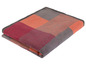 Eine gefaltete Plaiddecke mit roten, orangen und grauen Karos.