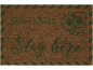 Fußmatte mit der Aufschrift „Dear Santa, Stay here“ und weihnachtlichen Motiven.
