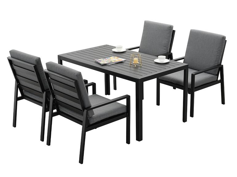 Garten-Essgruppe mit einem schwarzen Lattenrosttisch und vier Stühlen mit grauen Kissen.