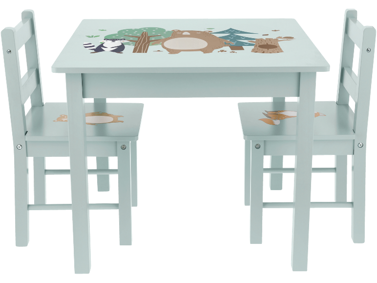 Kindertisch und zwei Stühle mit Waldtier-Dekorationen.