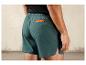 Grüne Sport Shorts mit einer Tasche hinten