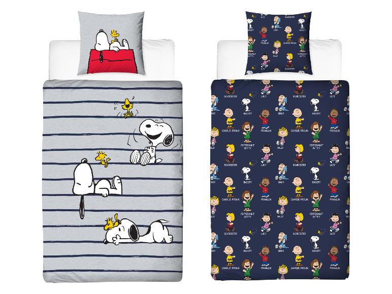 Zwei Peanuts Bettwäsche-Sets: eins grau-blau gestreift, eins dunkelblau mit Figuren.