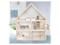 Ein hübsches, zweistöckiges Holz-Puppenhaus mit Puppen und Möbeln im skandinavischen Stil.