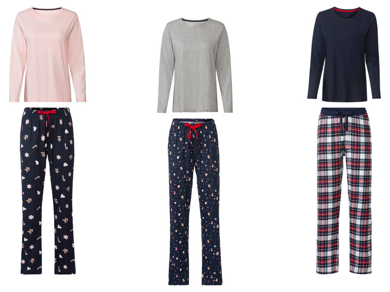 Drei verschiedene Pyjamas mit langen Ärmeln, ein rosa, ein graues und ein blaues mit einem weihnachtlichen Muster auf der Hose.