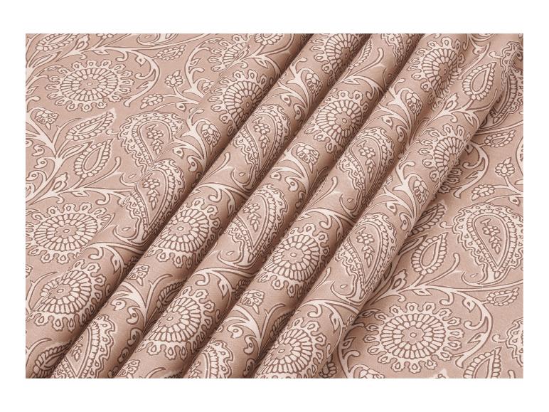 Beiger Stoff mit Blumen- und Paisleymuster, gefaltet