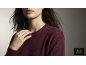 Frau in weinrotem Strickpullover