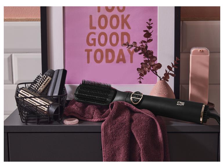 Cien Beauty Haartrocknerbürste auf einem Badezimmermöbel.