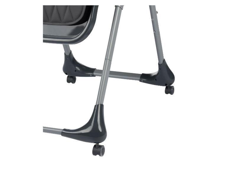 Graue Beine eines Kinderhochstuhls mit Rollen, auf weißem Hintergrund.