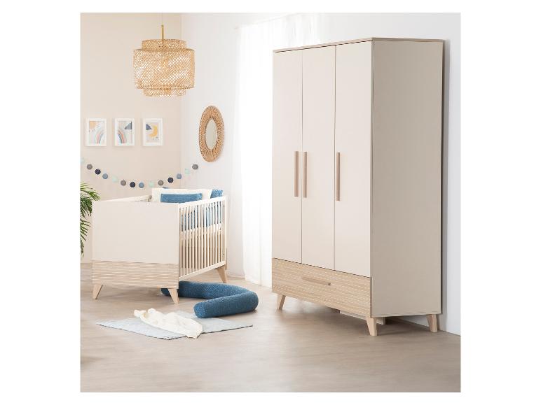 Babyzimmer mit Holzbett und Kleiderschrank, dekoriert mit Regenbogenmotiven.