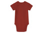 Ein roter Baby-Body mit kurzen Ärmeln.