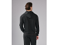 Mann in schwarzem Kapuzenpullover und Jogginghose, Rückansicht.