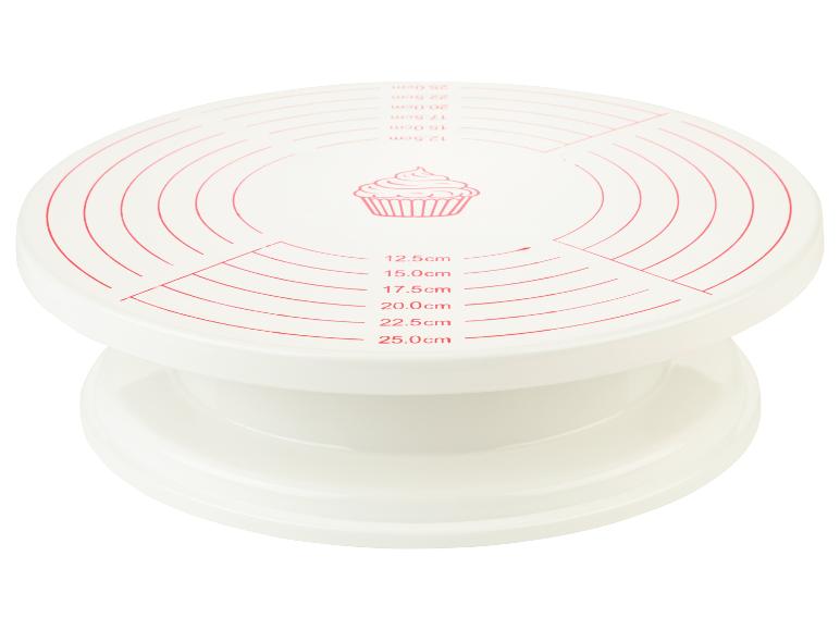 Ein weißer drehbarer Tortenständer mit Richtlinien in Zentimetern.