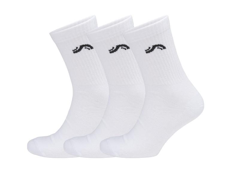 Drei weiße Sportsocken mit schwarzem Logo.