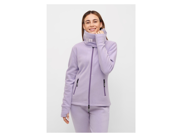 Eine Frau trägt ein lilafarbenes Fleece-Oberteil und -Hose von Bench.