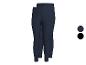 Zwei Paar dunkelblaue Kinderleggings, ein Paar schwarze Leggings.