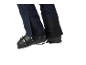 Nahaufnahme einer dunkelblauen Skihose mit schwarzen Skischuhen.