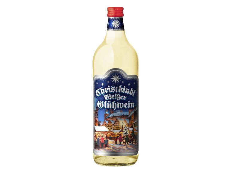 Eine Flasche Christkindl weißer Glühwein mit einem Weihnachtsmarkt-Motiv auf dem Etikett.