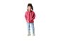 Mädchen in rosa Fleecejacke, hellblauen Jeans und cremefarbenen Stiefeln.