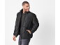 Mann in schwarzer Steppjacke und dunkelgrünem T-Shirt.